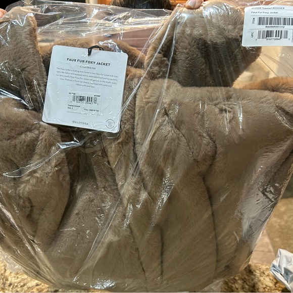 Alo Yoga Faux Fur Foxy Jacket - Picture 3 of 3